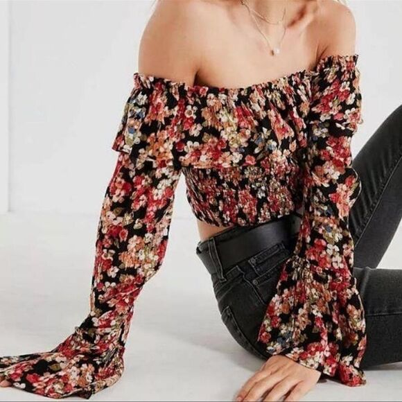 NWT Urban Outfitters “Kimchi Blue” Long Sleeve Floral Crop Top Blouse - Picture 1 of 11